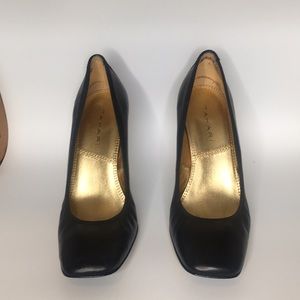 Tahari black leather pumps